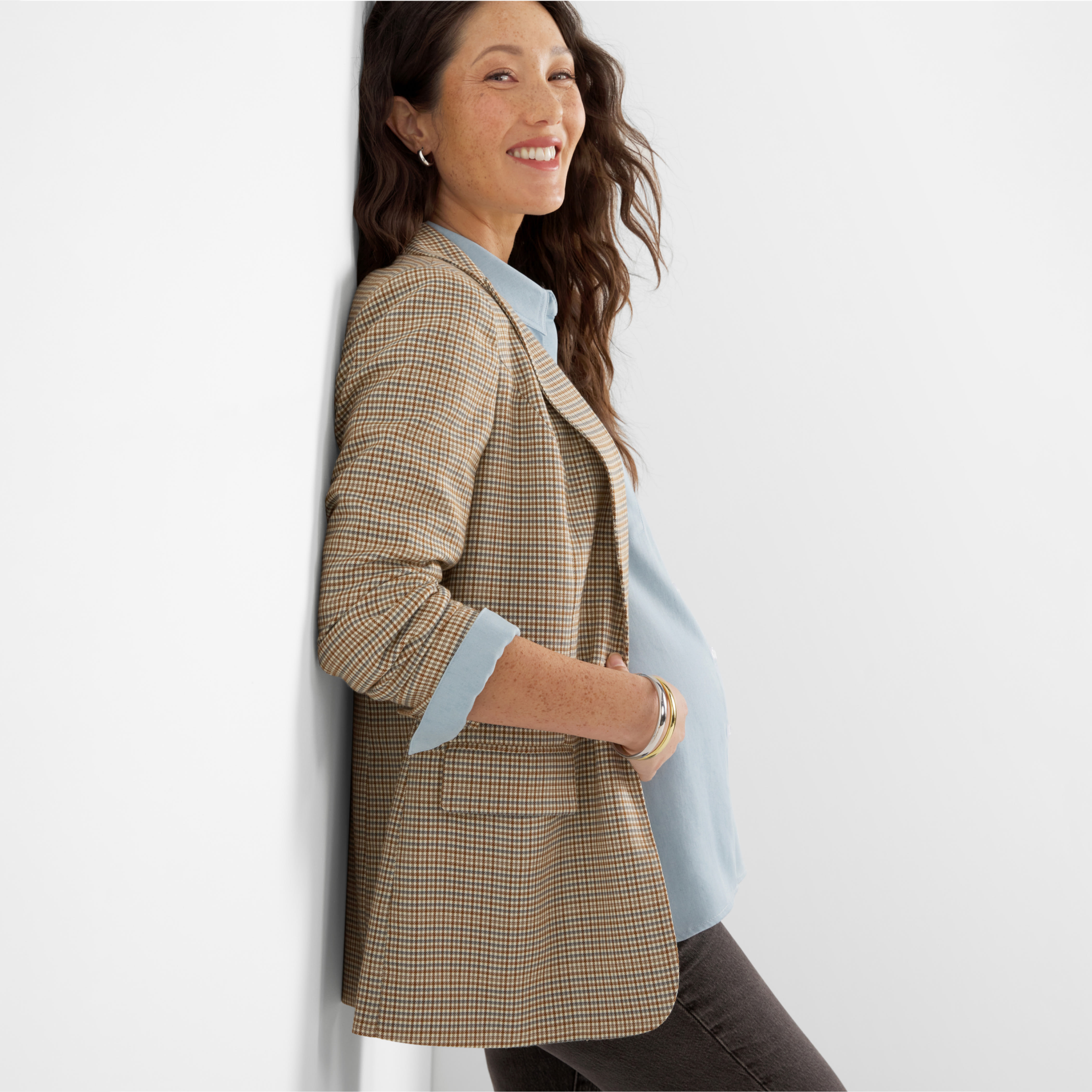 Pregnant woman in Stitch Fix blazer, blouse and jeans